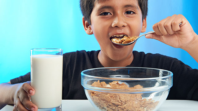 Criança comendo